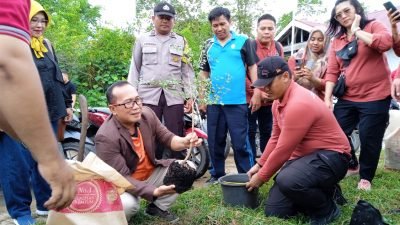 Tanam Pohon dan Salurkan Bantuan Sembako, Sujiwo Kunjungi Kegiatan PPM Program Magister Sospol Untan di Desa Ampera Raya