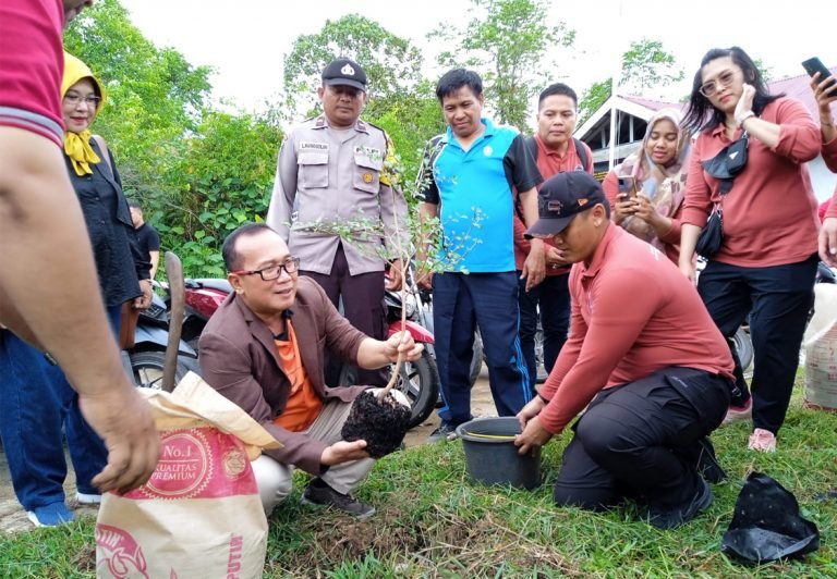 Tanam Pohon dan Salurkan Bantuan Sembako, Sujiwo Kunjungi Kegiatan PPM Program Magister Sospol Untan di Desa Ampera Raya