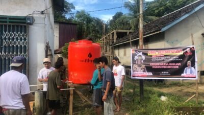 Akses Air Bersih Jauh, OMG Kalbar Beri Bantuan Toren dan Mesin Air bagi Masyarakat di Sintang