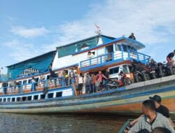 Kapal Berpenumpang 145 Orang Dari Teluk Batang  Kandas di Muara Kubu