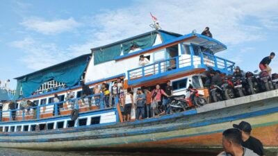 Kapal Berpenumpang 145 Orang Dari Teluk Batang  Kandas di Muara Kubu