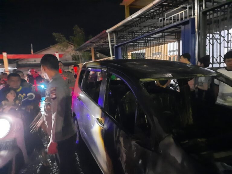 Mobil Ertiga Milik Warga Sungai Raya Terbakar, Api Muncul Dari Ban Sebelah Kiri