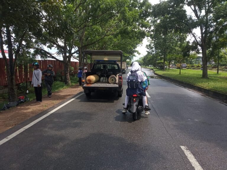 Solar Tumpah di Jalan Arteri Supadio, Sejumlah  Pengendara Tergelincir