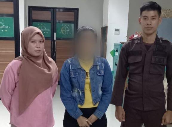 Wanita Buronan Kasus Narkoba Kapuas Hulu Ditangkap Jaksa di Salah Satu Warkop di Pontianak