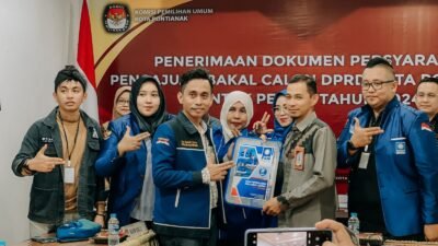 Serahkan Daftar Bacaleg, DPD PAN Pontianak Birukan Kantor KPU