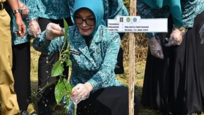 Aksi PKK Pontianak Tanam Pohon Demi Revolusi Hijau