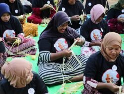 Semarak Idul Adha, GMC Gelar Perlombaan Menganyam Ketupat di Ketapang