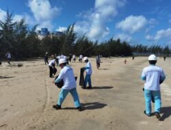 Aksi Bersih Sampah WHW Bersama Masyarakat di Pantai Kendawangan