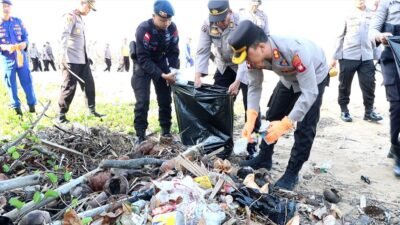 Serentak 20 Kecamatan, Anggota Polres Ketapang Gandeng Anak Muda Bersihkan Sampah
