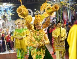 Warga Makassar Kagum Keunikan Kostum Meriam Karbit dari Pontianak