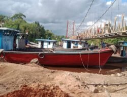 Masyarakat 4 Desa Kubu Raya Protes Pembangunan Jembatan Gantung Terlalu Rendah, Ganggu Lalu-lintas Sungai