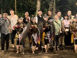 Belasan Turis Nonton Atraksi Kuda Lumping di Rasau Jaya
