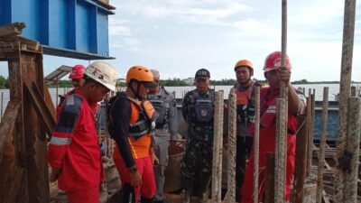 Diduga Terpeleset Jatuh ke Sungai, Jasad Pekerja Pembangunan Jembatan Sambas Besar Belum Ditemukan