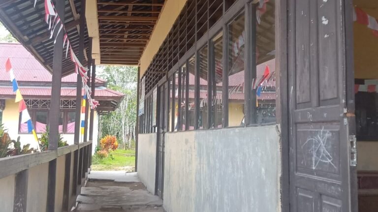 Bangunan SDN 05 Pemuar Rusak Parah, Siswa Terpaksa Belajar di Rumah Guru