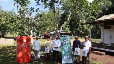 Santri Dukung Ganjar Salurkan Bantuan Tandon Air ke Pondok Pesantren di Kalbar