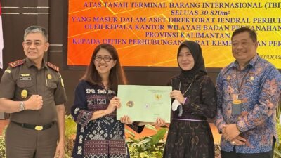 BPN Serahkan Sertifikat Tanah Lahan Terminal Barang Internasional ke BPTD Kalbar
