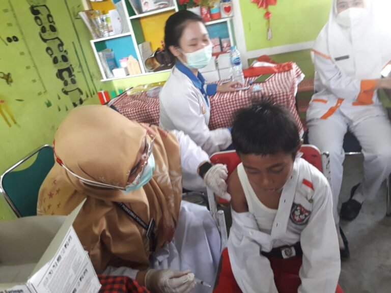 Murid SDN 55 Pontianak Ikuti Imunisasi Japanese Encephalitis