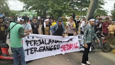 Tuntut Perbaikan Jalan, Ribuan Masyarakat 5 Kelurahan di Sintang Tutup Akses Jembatan