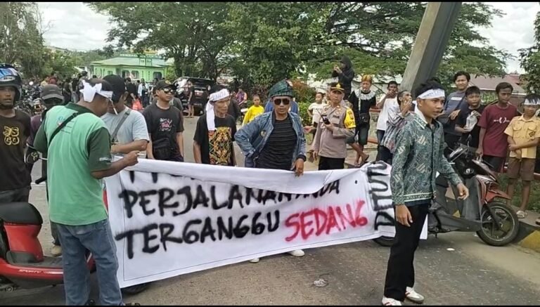 Tuntut Perbaikan Jalan, Ribuan Masyarakat 5 Kelurahan di Sintang Tutup Akses Jembatan