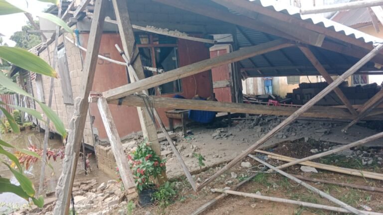 Tertimpa Rumah Roboh Satu Keluarga Luka Parah