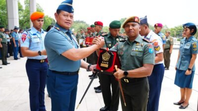 Panglima TNI Beri Penghargaan Prajurit Satgas Pamtas RI-Malaysia 