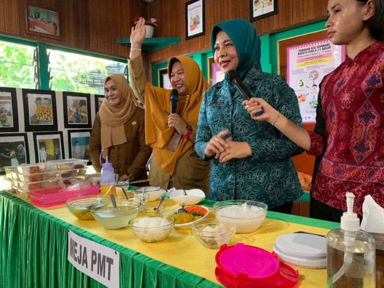 Sambangi Posyandu di Sambas, Windy Tekankan Tiga Komponen Penting Isi MPASI Tepat Gizi