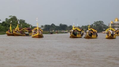 Lancang Kuning dan Kato Hias Semarakkan Karnaval Sungai Pawan Ketapang