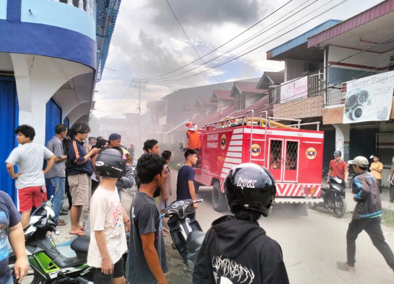 Tiga Buah Ruko di Pemangkat Ludes Terbakar, Kerugian Ditaksir Rp. 1 Milyar