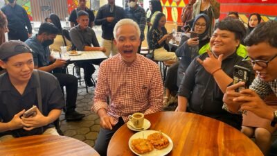 Anak-anak Muda Pontianak Curhat dengan Ganjar di Warkop Asiang