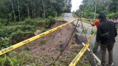 Ruas Jalan Putussibau-Nanga Erak Kabupaten Kapuas Hulu Longsor