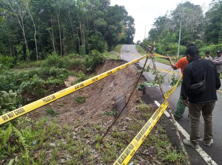 Ruas Jalan Putussibau-Nanga Erak Kabupaten Kapuas Hulu Longsor