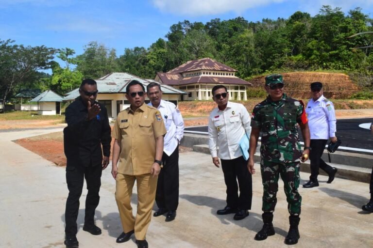 Danrem 121/ABW Dampingi Mendagri Tinjau PLBN Jagoi Babang