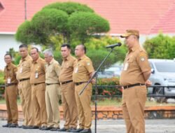Ajak Jaga Kekompakkan, Sekda Ketapang Serahkan Penghargaan Saat Apel Gabungan ASN