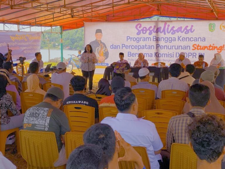 Seberangi Laut, BKKBN Kalbar Sambangi Warga Pulau Lemukutan Berikan Edukasi Cegah Stunting