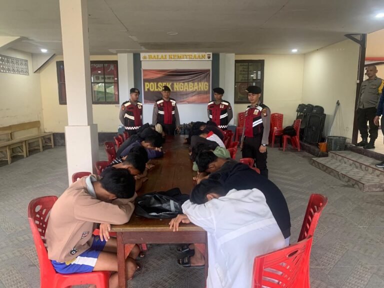 Perang Dengan Sarung Berisi Batu, Belasan Remaja di Landak Diamankan