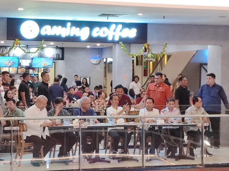 Presiden Jokowi Ngopi di Aming Coffe Mega Mall, Pengunjung Heboh
