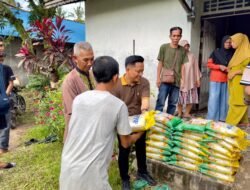 Jurnalis Ketapang Bagikan Paket Sembako untuk Ratusan Warga
