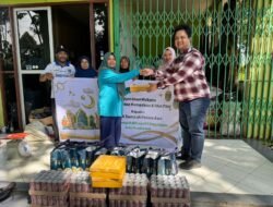 PT Pegadaian Area Kalbar Serahkan Bingkisan ke Pengurus Bank Sampah Palem Asri Pontianak