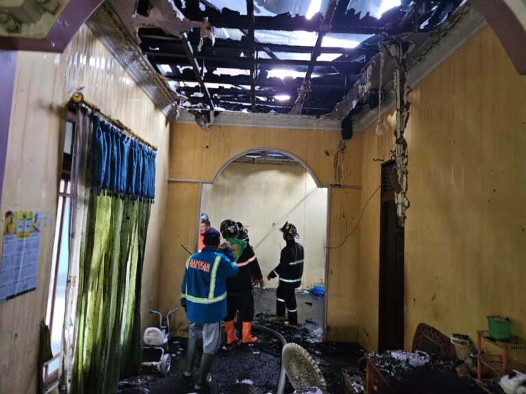 Heboh, Pemilik Rumah di Gang Akasa Adisucipto Bakar Rumahnya Sendiri