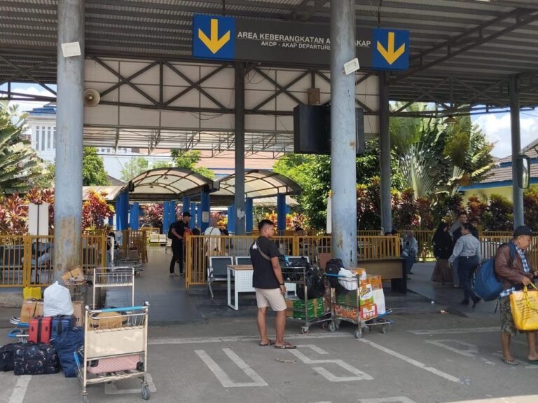 Kecewa Layanan Bus DAMRI, 5 Jam Pemudik Luntang Lantung di ALBN Ambawang