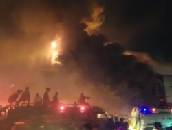 Kebakaran Hebat di Malam Hari Raya, 8 Ruko di Jalan Tanjungpura Pontianak Ludes Terbakar