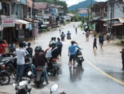 Banjir di Jalan Raya Pasar Pahauman Landak Hambat Arus Lalu Lintas