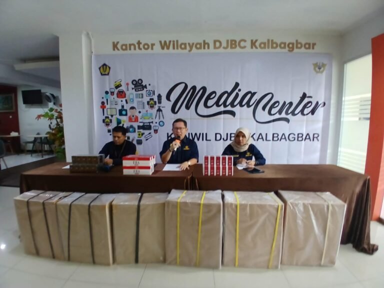 Land Cruiser Ilegal Dari Malaysia Senilai Rp395 Juta Diamankan di Pontianak, Pelaku Masih Diburu