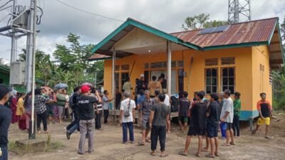 Tuding Kades Selewengkan Dana Desa, Warga Mentunai Sintang Segel Kantor Desa
