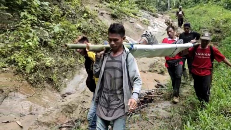 Miris, Cerita Masyarakat Bengkayang Tandu Warga Sakit di Jalan yang Rusak