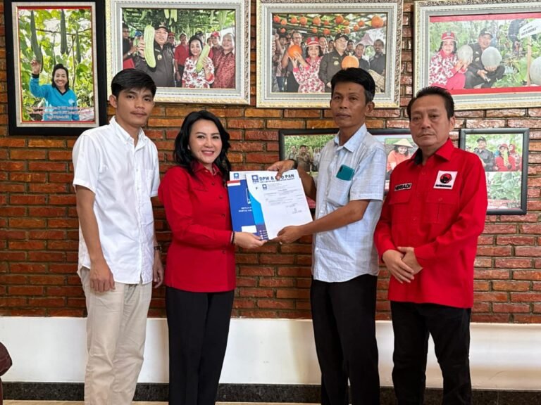 Karolin Resmi Dapat Surat Tugas Calon Bupati Landak Dari PAN