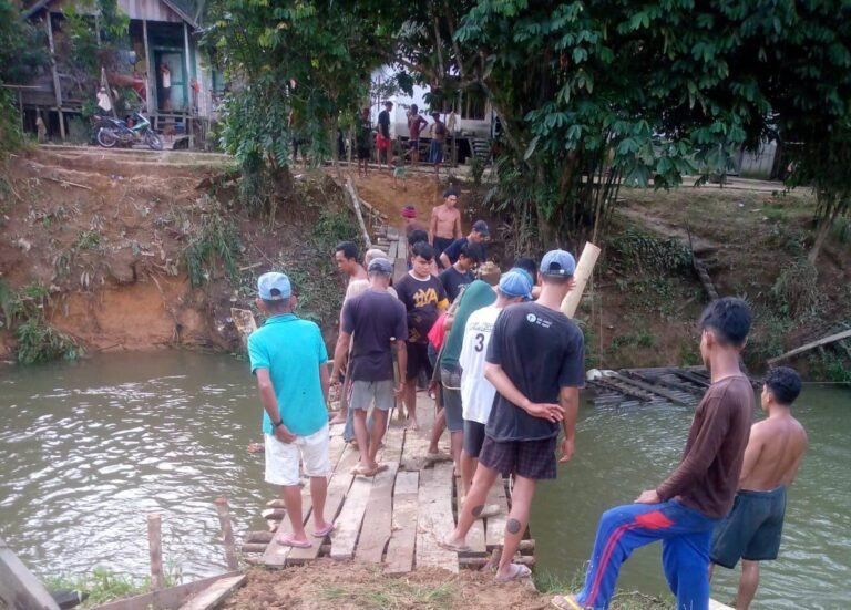 Sebuah Jembatan Gantung di Sintang Putus Dihantam Arus Deras Sungai Mau