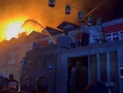 14 Ruko di Pasar Sambas Terbakar, Terdengar Ledakan Dari Toko Dunia Alumunium