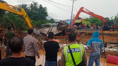 Jembatan Tunang Ambruk Dilewati Tronton Bermuatan Eskavator, Lalu Lintas Landak-Bengkayang Terhambat
