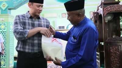 Terima Sertipikat Wakaf, Warga Tanjung Hulu, Pontianak Timur Tak Lagi Khawatir Kehilangan Masjid